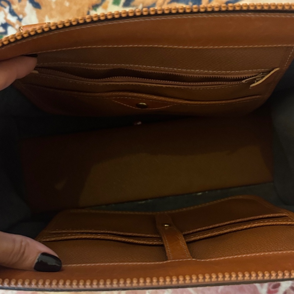 Vintage Black and Tan Leather Handbag - Picture 7 of 7